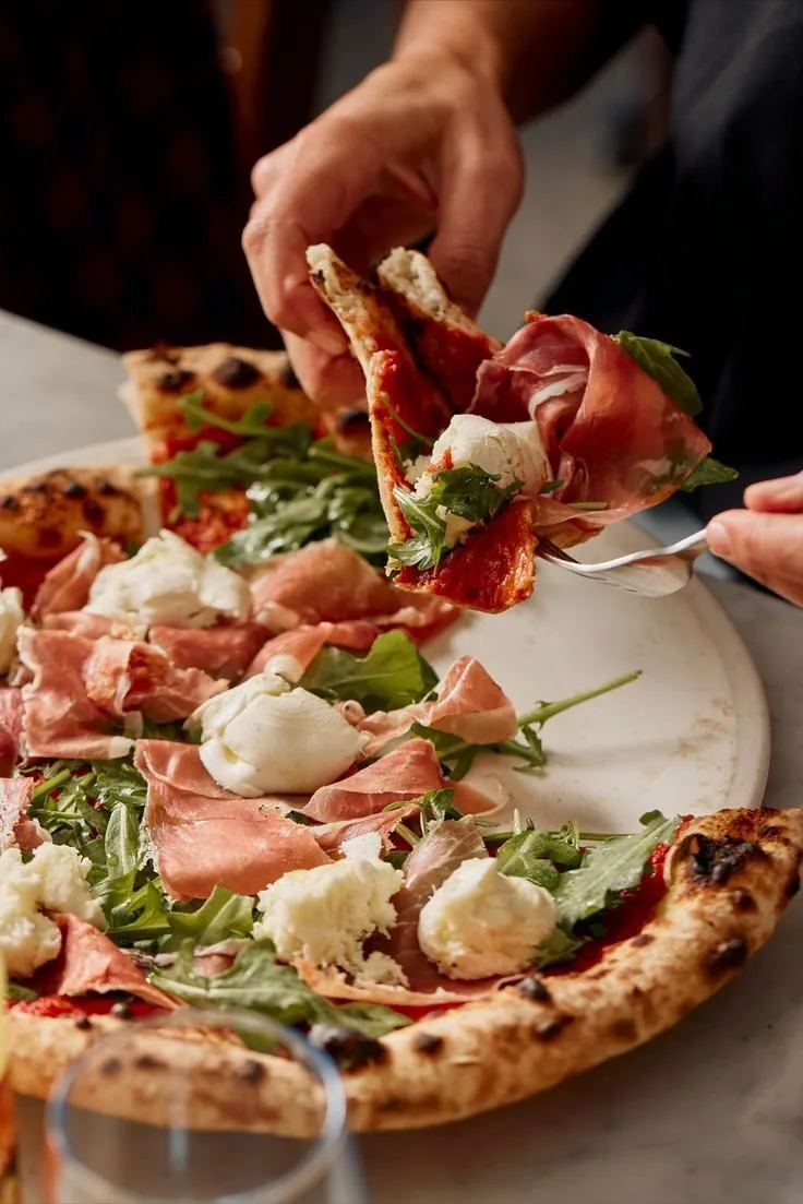 Pizza au four : prosciutto, burrata et roquette